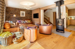 Chalet in méribel center with outdoor jacuzzi and sauna